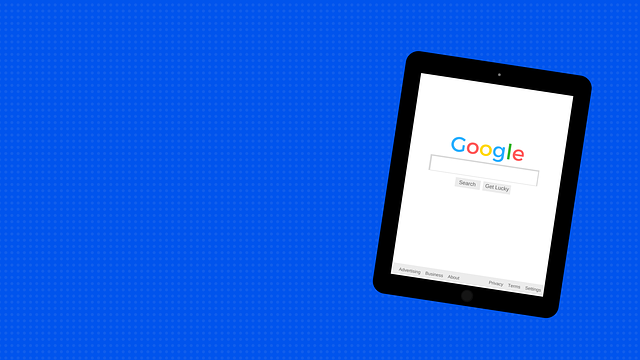 tablet s internetovým vyhledávačem Google na displeji